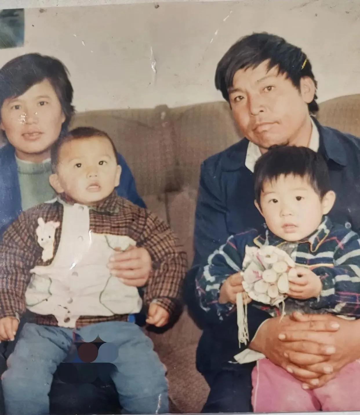 一家四口人相隔31年的两张全家福，普通人的幸福就是这样简单而平淡。
31年前，父