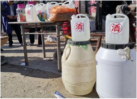曾经风靡一时的农村自酿酒到底还能不能喝了？
早年间的农村自酿酒，可以说是老一辈人