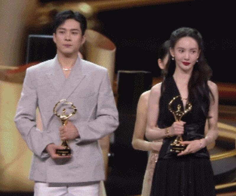 韩东君和金晨同框了，为了领奖，两人时隔多年后同框登台。
只是比起曾经《无心法师》