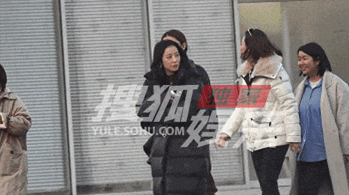  近日，周雨彤在某艺术区忙工作。收工后，她和工作人员一路聊着出来，周雨彤穿着黑色
