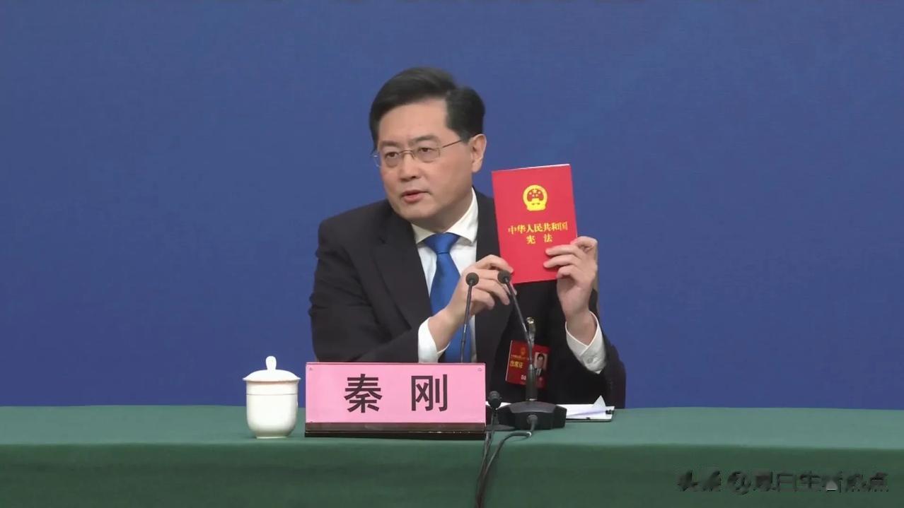 刚上任的秦刚外长，迫不及待地要给一些人普普法了。
俗话说得好，新官上任三把火。
