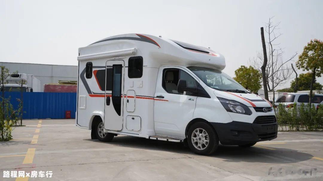 有这样一台房车，基于福特全顺V362房车专用底盘打造，流线型车身+小额头，车身小