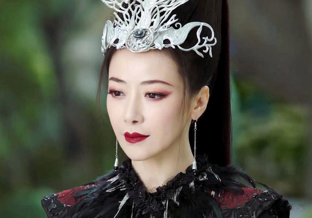 《月歌行》13和14的预告，獓狠向仙居复仇。陆离为了保护柳梢，以凡人之躯使用抱月