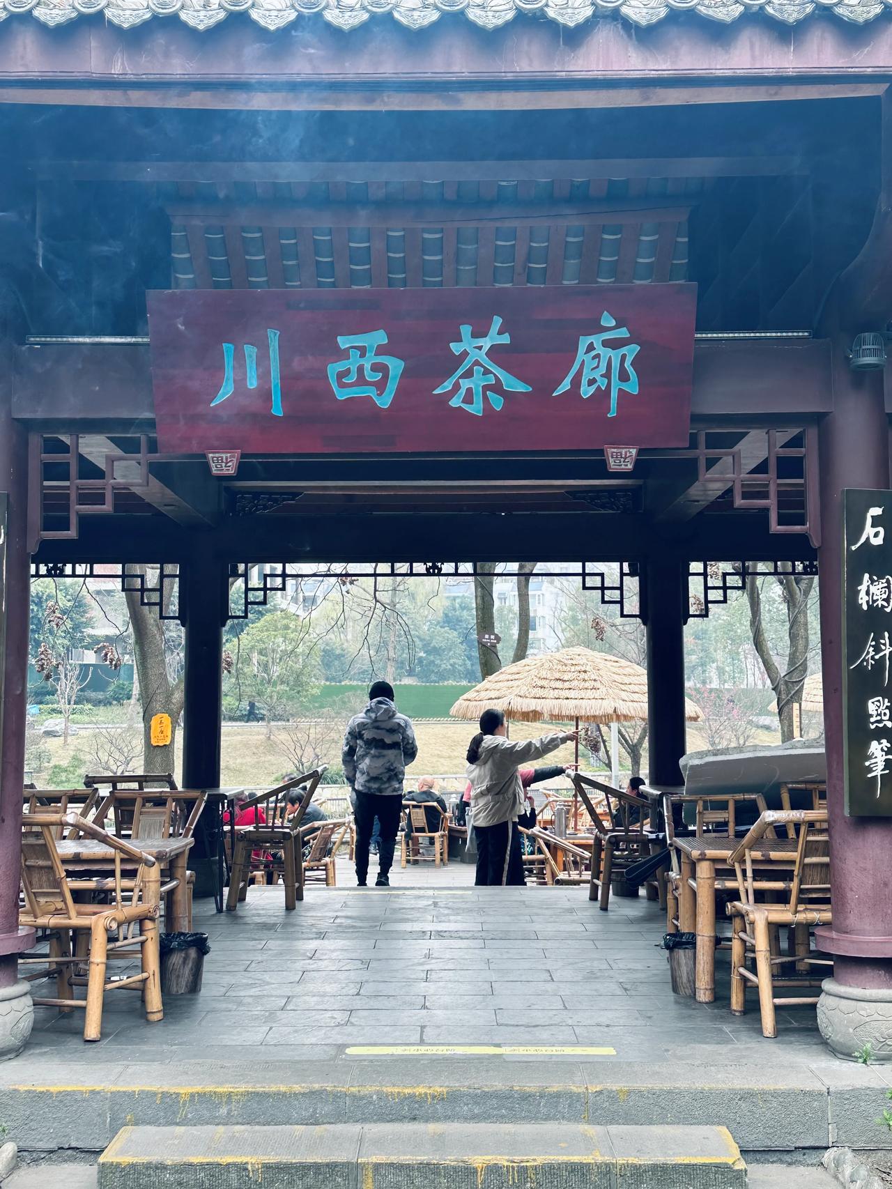 来成都旅游，什么季节最好？
有人说：冬天阴冷潮湿雾蒙蒙，夏天太闷热，就剩下春秋两