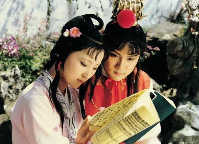 红楼非红尘。
红楼可宴饮，可唱和，可恣情，可欢谑。
红尘却是一袭布裙，一脉炊烟，