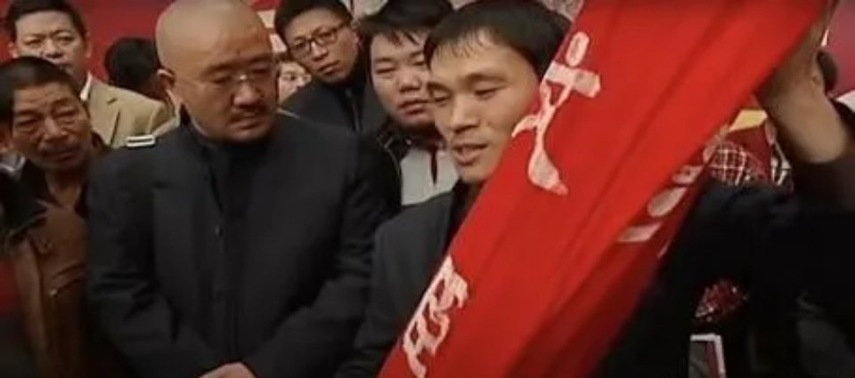 “不好意思，这个我暂时不上交国家，我选择带回家。”刘先生说道。男子带“祖先”画像