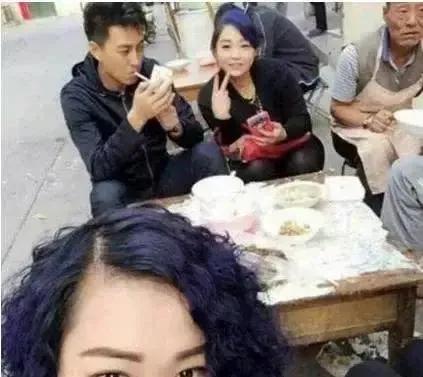 明星一回老家，立马“现原形”！

电视电影你是耀眼的明星，回到老家你就是当年的那