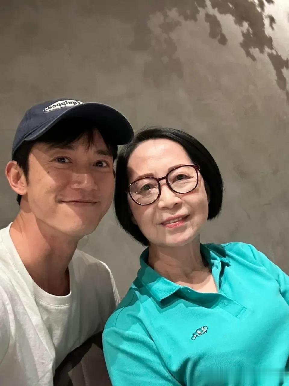 吴慷仁分享了和母亲的合影，说比较羡慕母亲的头发和肤色[大笑][大笑][大笑]一脸