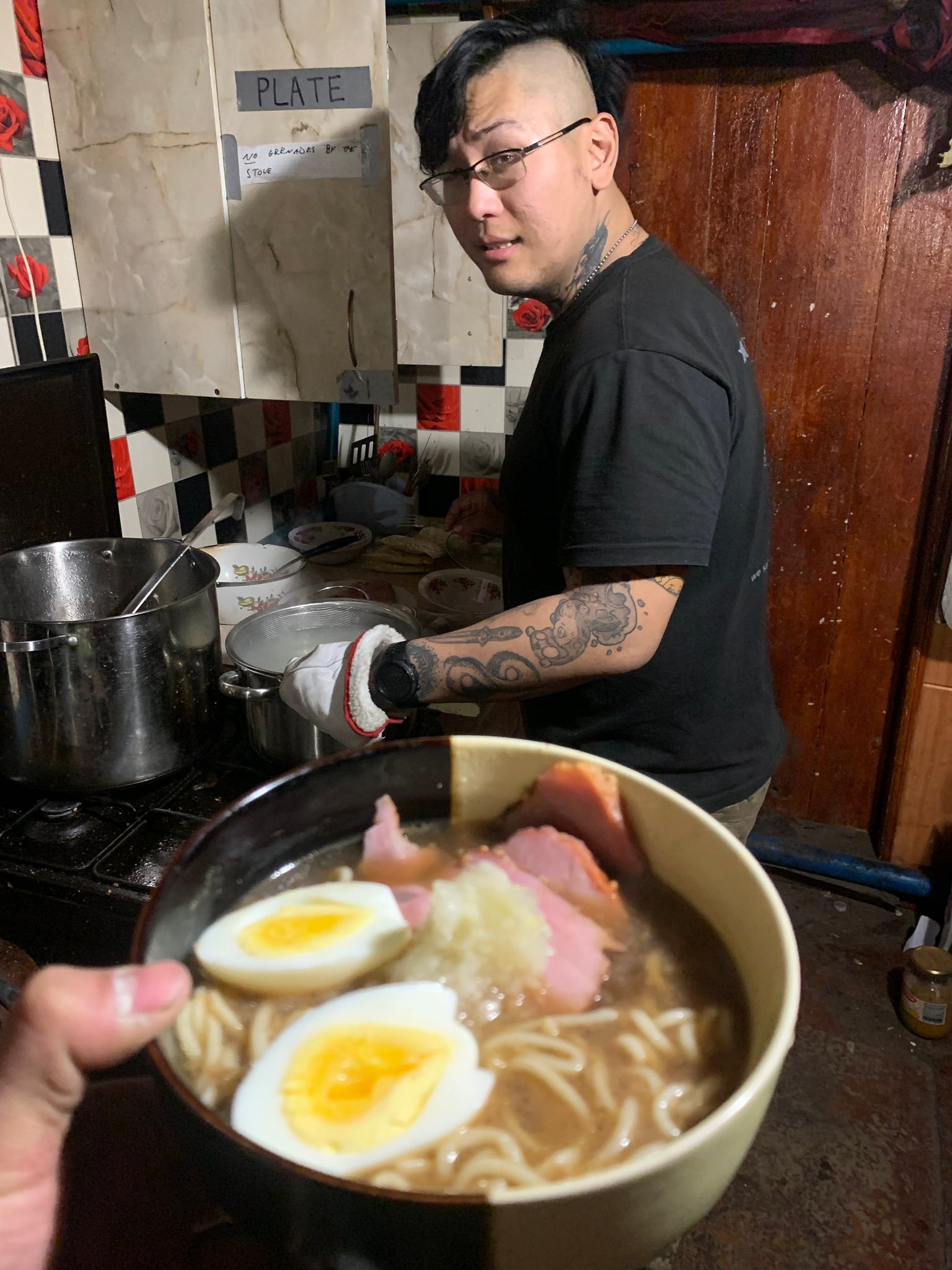 乌东前线，日籍志愿兵，享用日式豚骨拉面。 ​​​