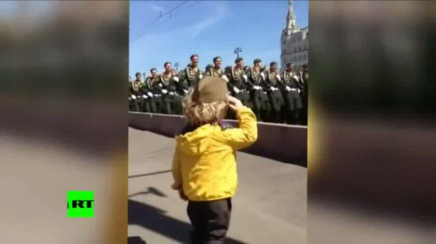 俄罗斯阅兵式上，一位小姑娘站得笔直，自发向士兵敬礼，士兵纷纷回礼！
如此可爱的小
