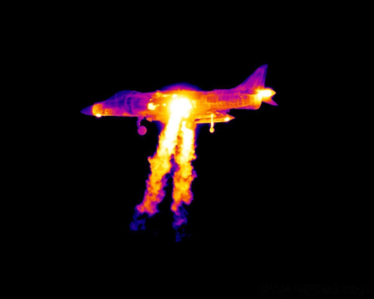 红外拍摄的AV-8B垂直起降场景。AV-8B机身中部有4个推力转向喷口，不过前面