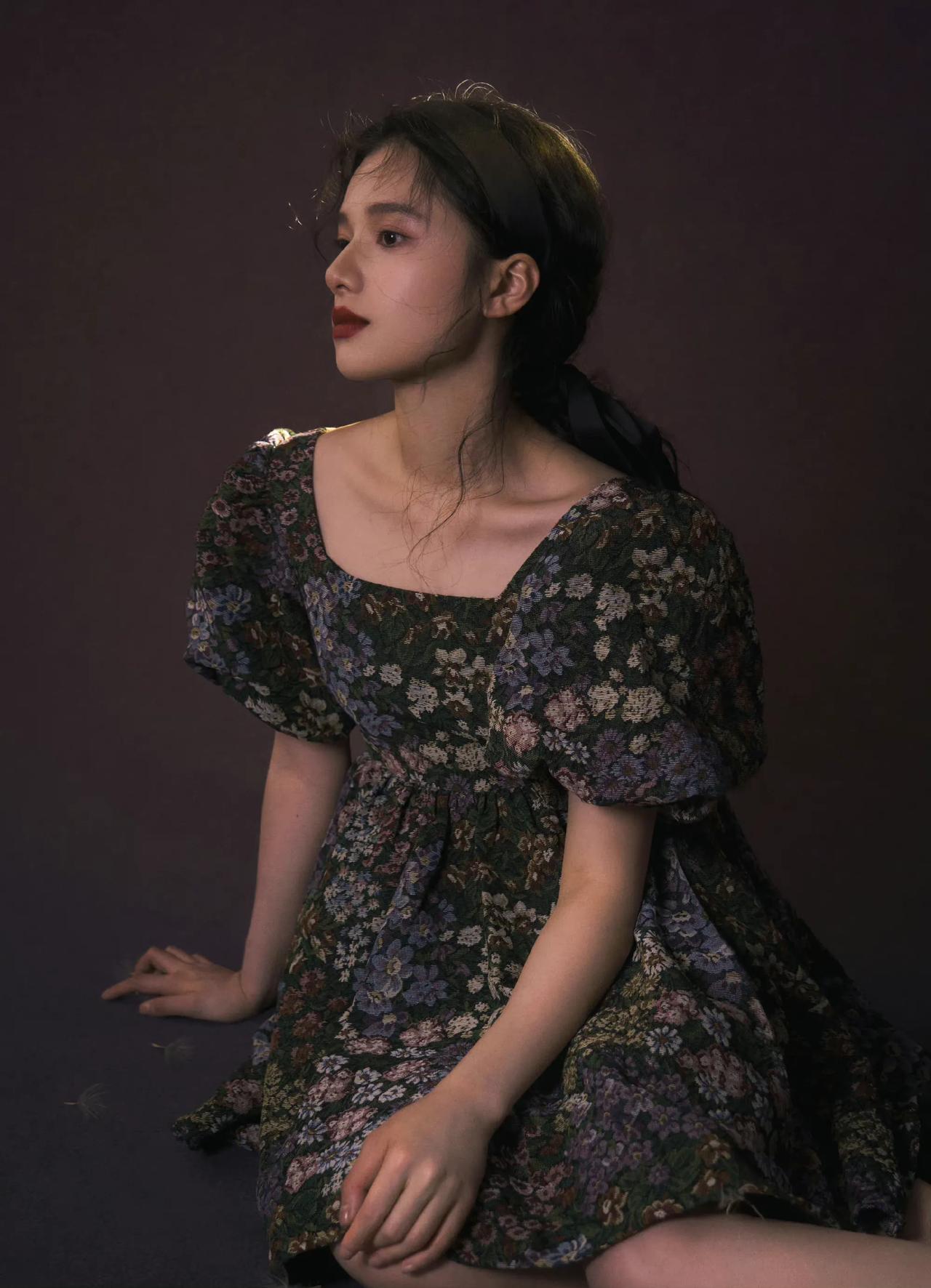 张婧仪

晦暗的灯光点不亮夜的