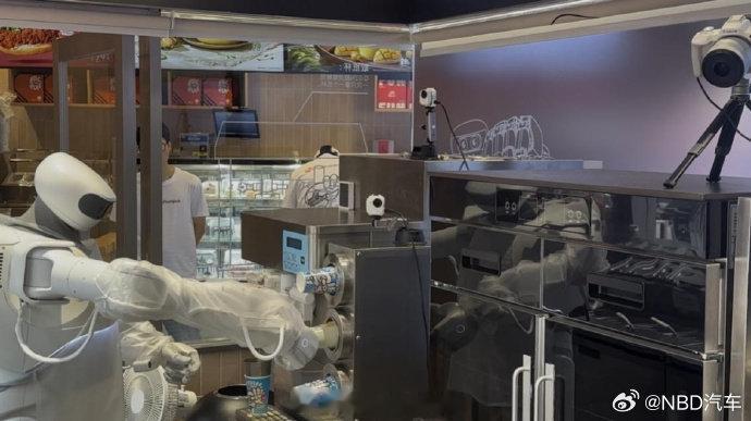 【一个比人更贵、更慢的机器人“员工”，餐饮品牌何以急着把它请进门店？】...