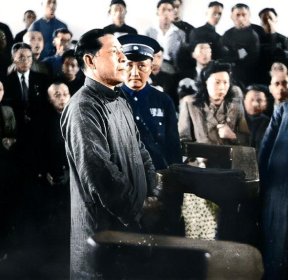 1946年，江苏苏州，在高等法院接受审判的陈公博。
从照片中可见，即便此时作为第