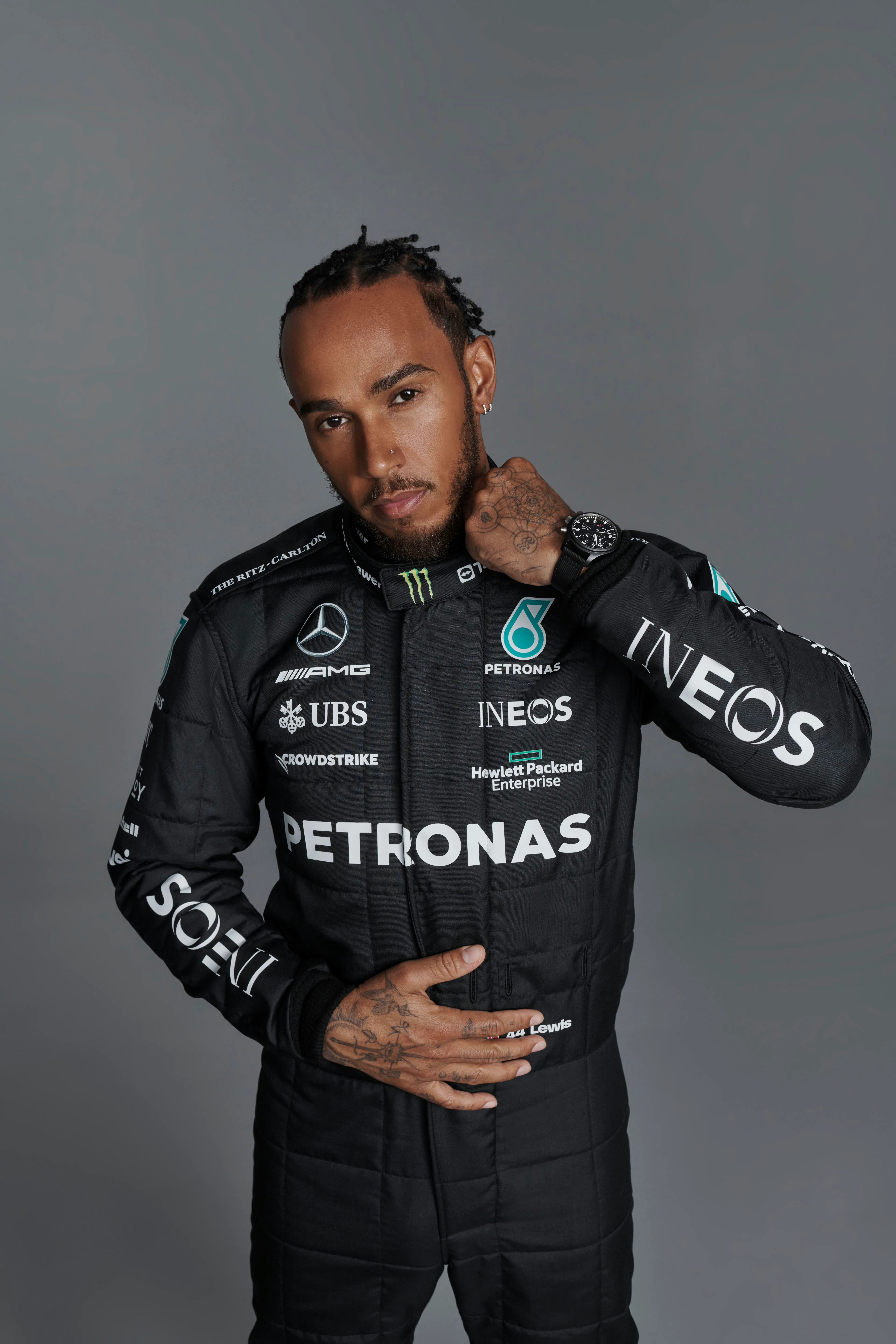 汉密尔顿、拉塞尔和领队沃尔夫2023赛季定妆照#F1##梅赛德斯车队发布2023