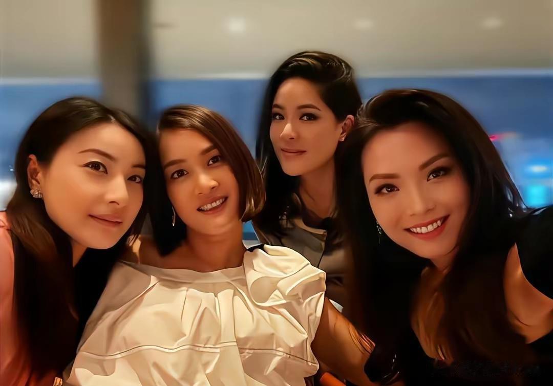 郭晶晶名媛聚会笑容超害羞，穿粉色站角落就露头不自信，李嘉欣穿露肩抢镜！
 
郭晶
