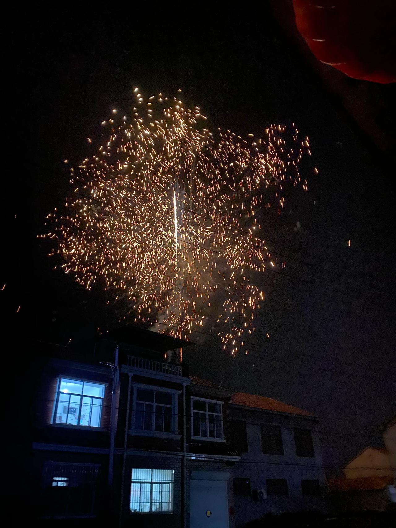 朋友们，新年好，2023像烟花