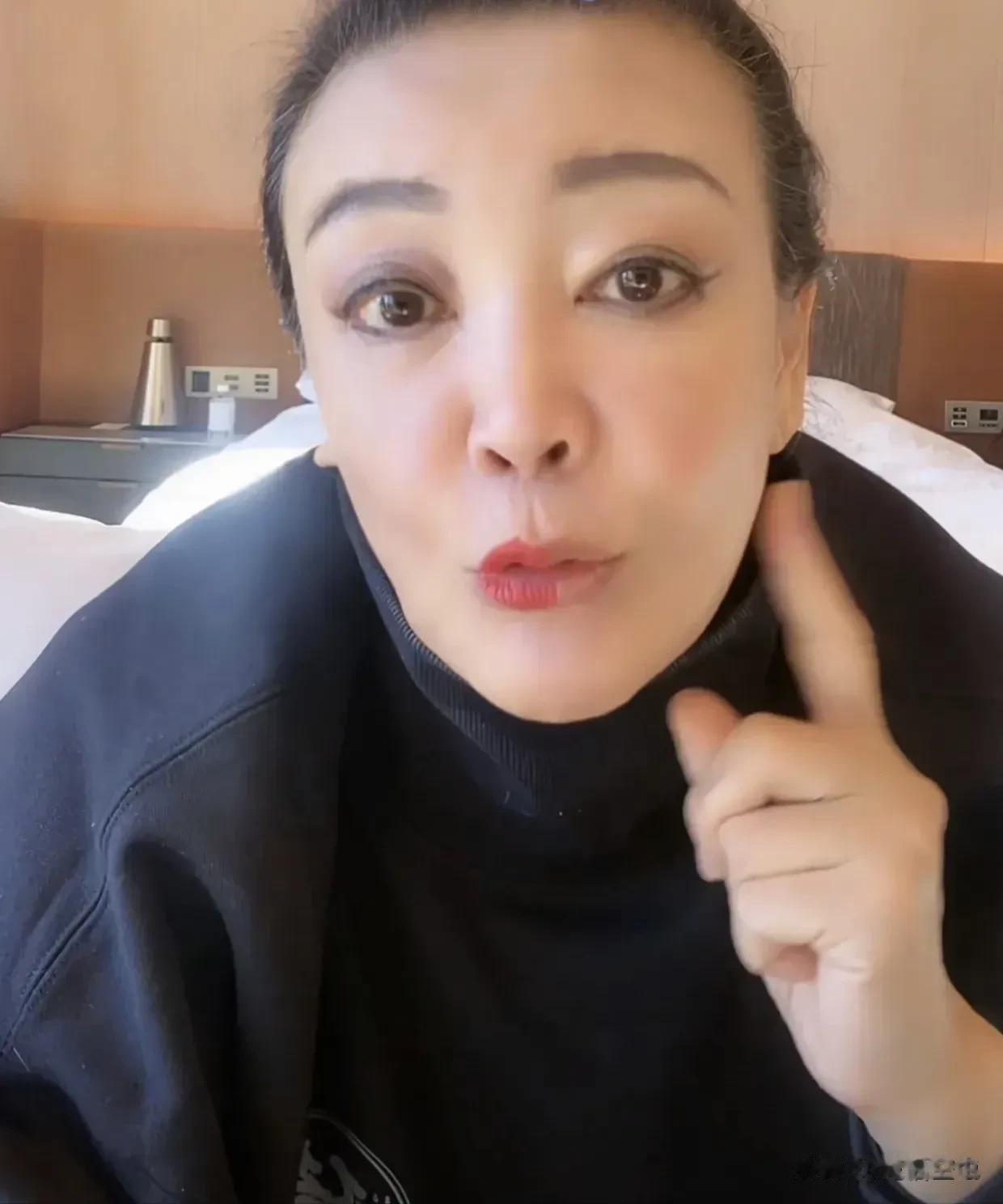 无论张兰对前儿媳大Ｓ一家有多大的怨气，她不得不承认，她今天直播带货搞得风生水起，