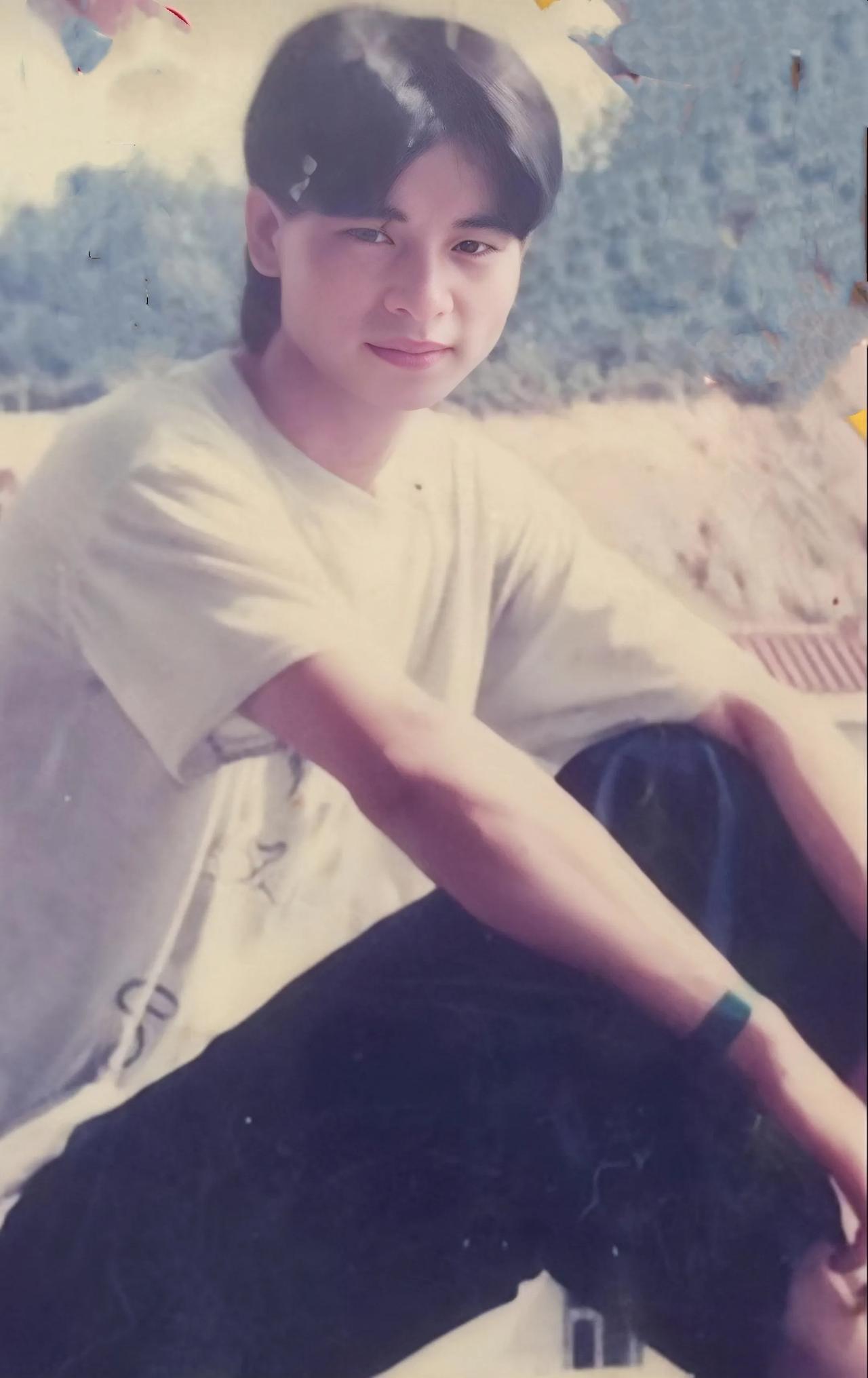 一个小伙子相隔30年的两张合影，岁月是把杀猪刀，把昔日的帅小伙变成了油腻大叔。
