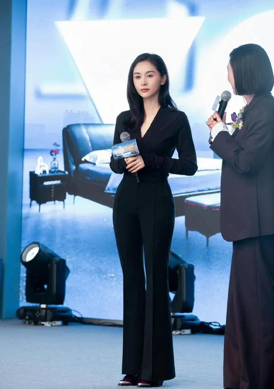 参加一场宣传活动时的王子文，一身黑衣，充满了神秘美感，身材匀称，有一种身材高挑的