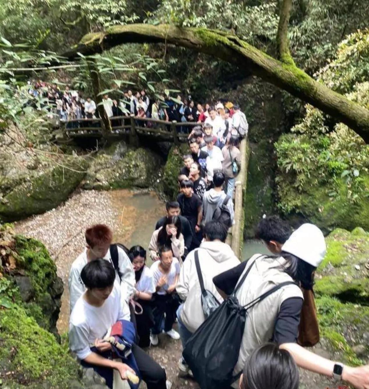 大学生兴起“特种兵式旅游”，下次不如开着埃安YY去？近日，“特种兵式旅游”“军训