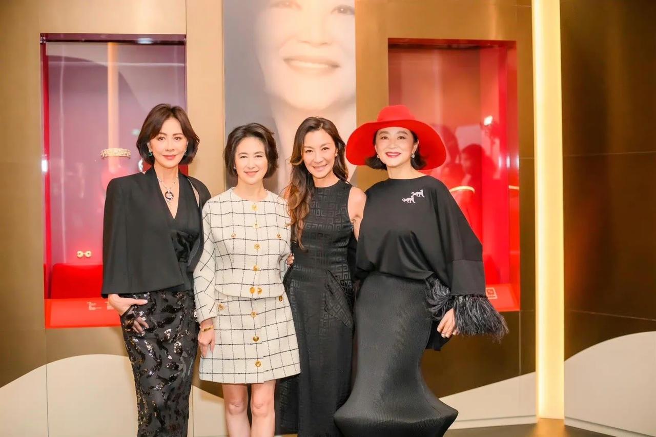 “若有诗书藏在心，岁月从不败美人。”四大女神同框，个个都是大气场！不过，我最佩服