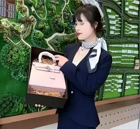 浙江一男子惦记售楼小姐的美貌，诱骗对方在凉棚发生关系，最终却酿下一场伦理惨剧！
