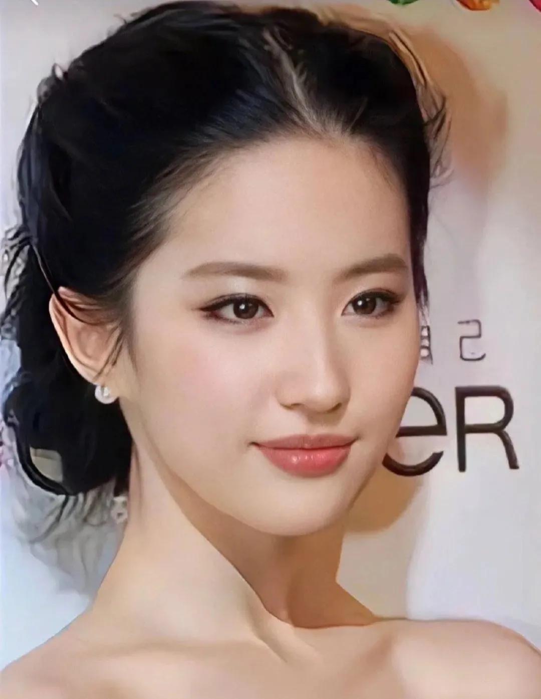 刘亦菲的演技深受观众喜爱，而且她的形象也非常优雅高贵。

尽管她被认为是一个深思