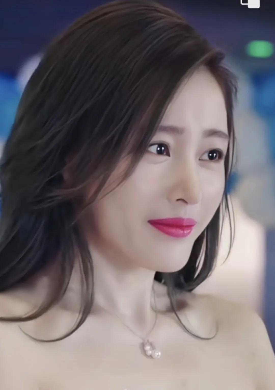 张天爱：凭一部网剧就能大火，这颜值和身材真是超值。[赞][赞][赞][赞]
东方