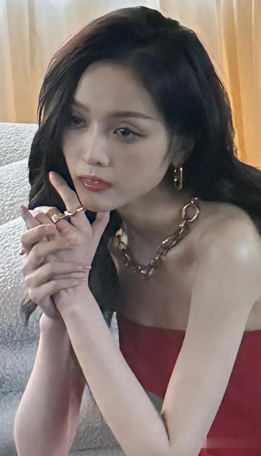 吴宣仪这牙齿是怎么了，感觉连嘴