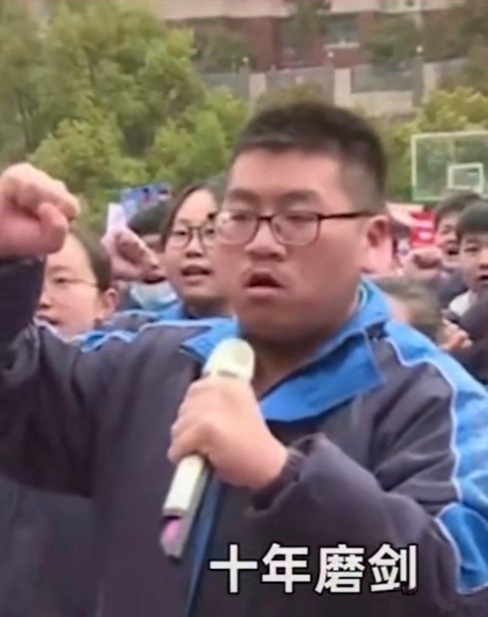 【金榜题名时】看到这个场面真的很激动，我也回想起自己上学时百日誓师大会的情景！祝