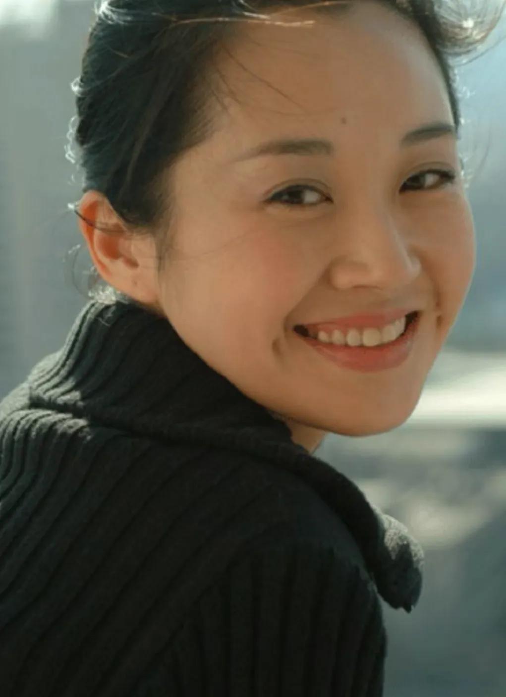 笑起来，脸颊两侧有酒窝的女孩子，甜如初恋。