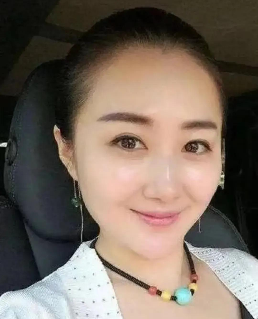 喜剧明星宋小宝真是太有福气了！娇妻颜值爆表，能比美明星，两个人也特别恩爱，逛街时