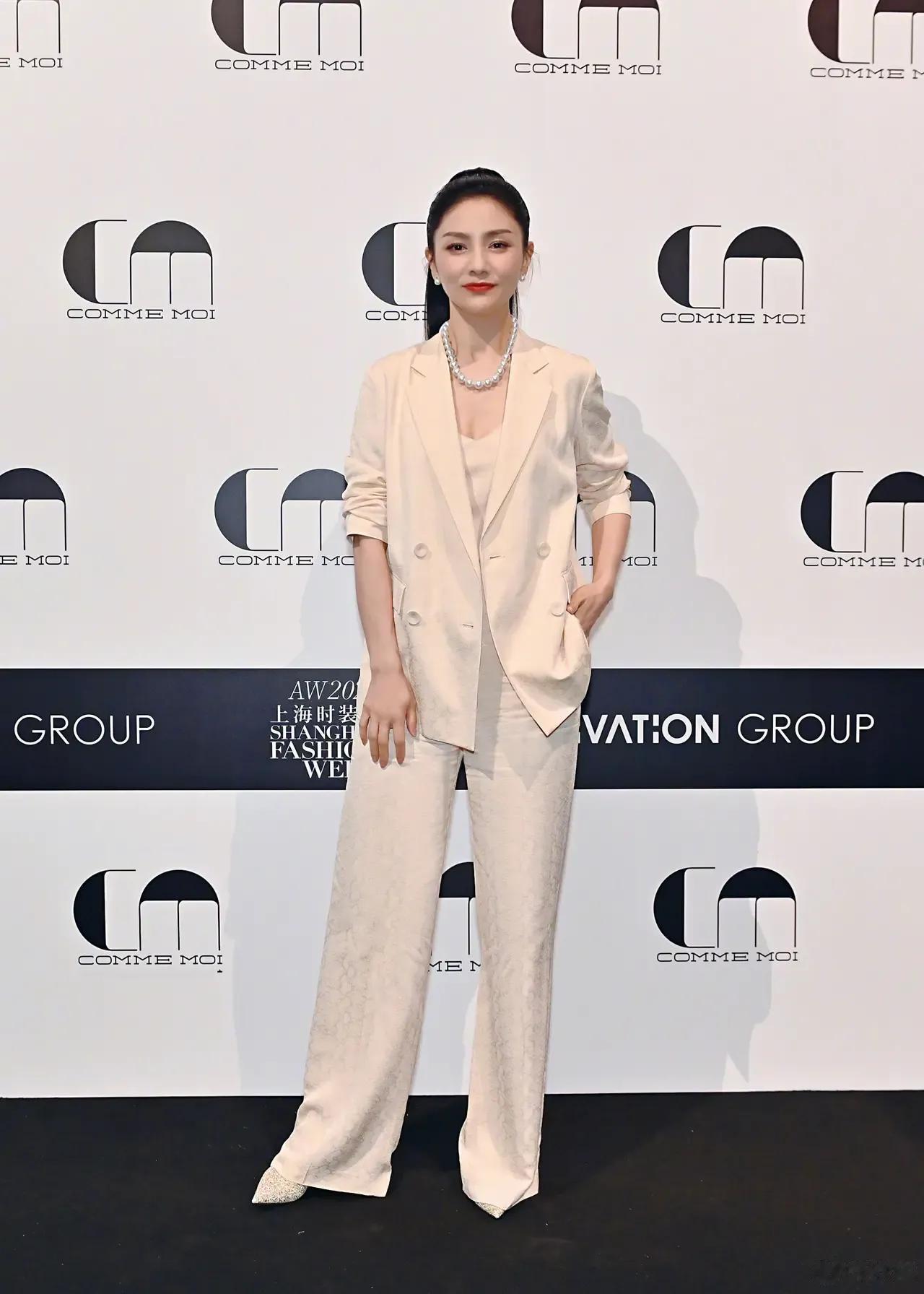 沙溢夸老婆，就三个字，“美滴很” 然后晒出老婆胡可的一张照片，照片中的的胡可看上
