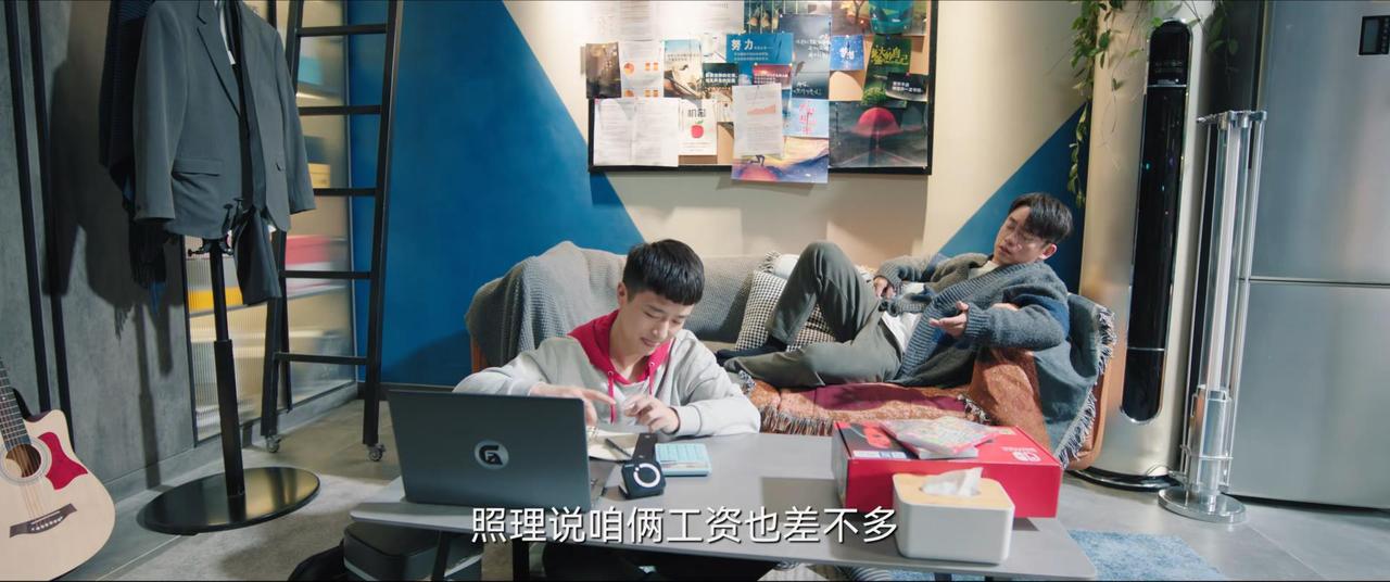 男人听说室友还有332天就可以在上海外环买一套房，叫对方帮自己也算算，得出来的结