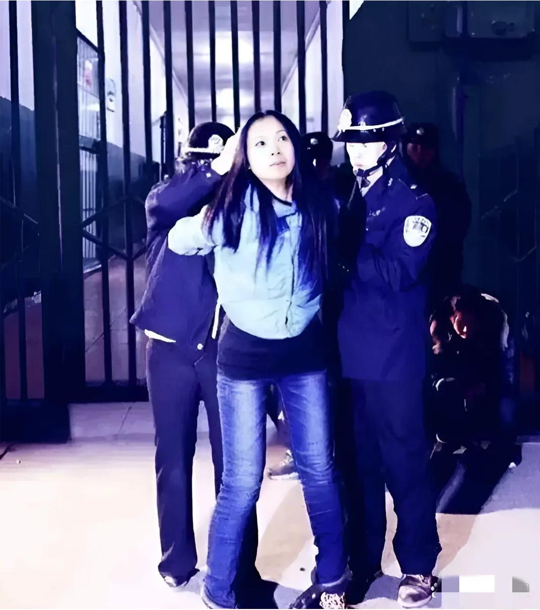 2002年，广州监狱里，年轻漂亮的死刑犯王丽被执行枪决前的照片。

照片中，王丽