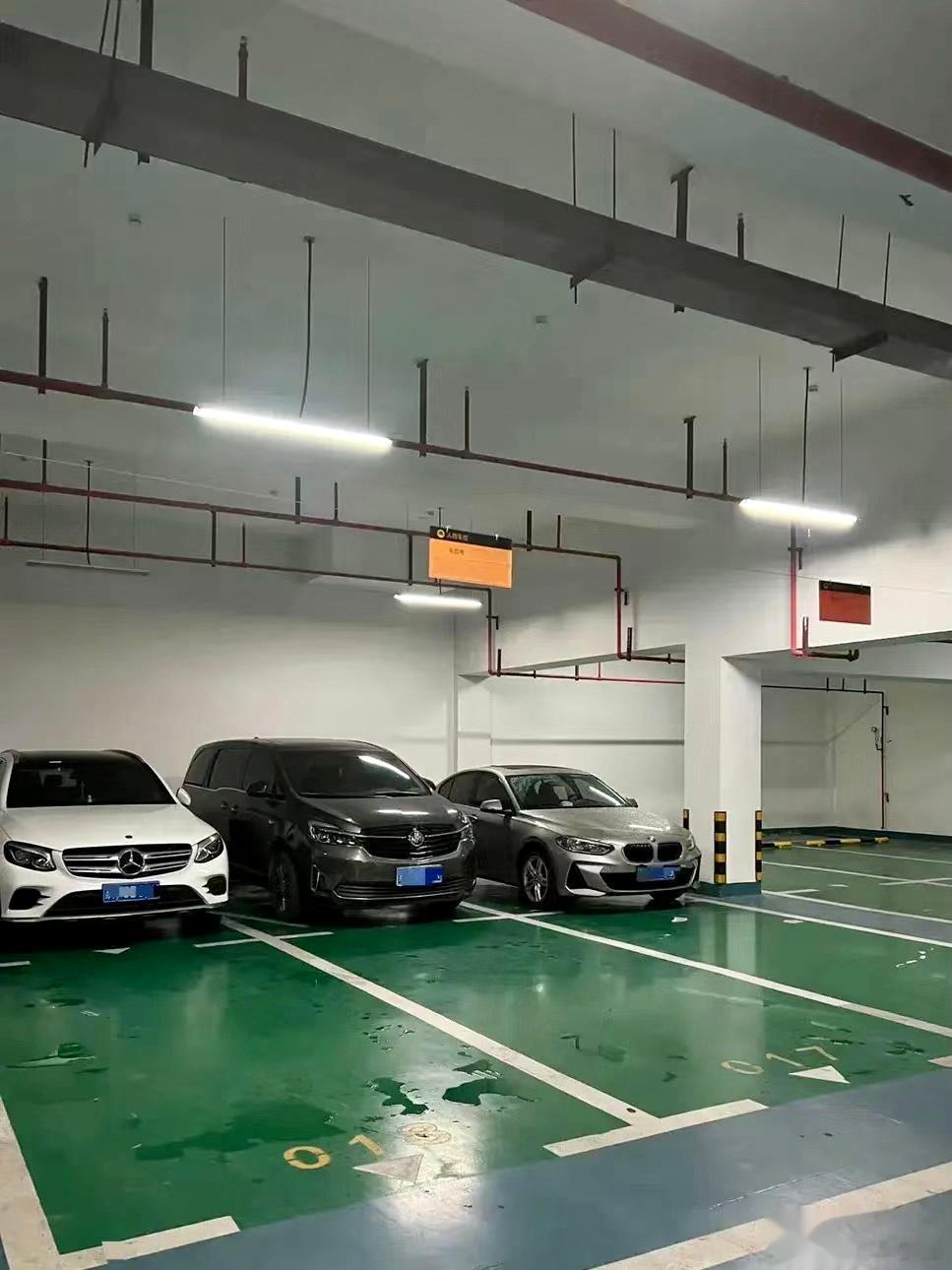 这种车位的设计师，估计是没驾照的吧？ ​​​