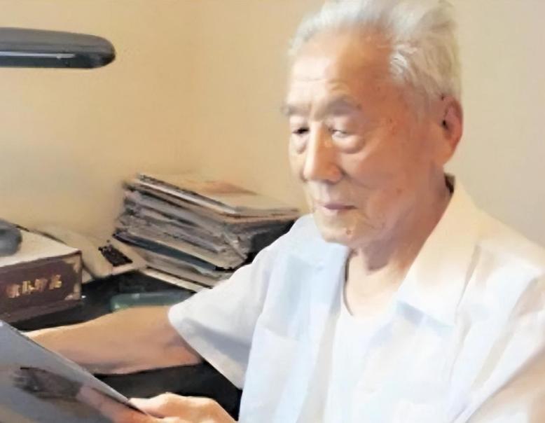#历史那些事[超话]#1944年，深夜伪军提匣枪打开牢门，被俘八路军干部想：要上