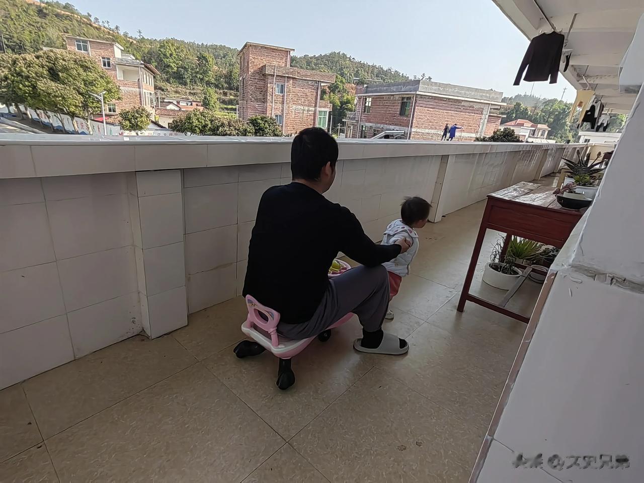 
今天无耻的爸爸让15个月的宝宝拉着扭扭车拖着爸爸走。
太残忍了！
还有王法吗？