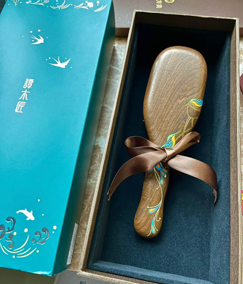 好看又实用的妇女节礼物🎁都说多梳头可以促进我们的血液循环和新成代谢 那老bab