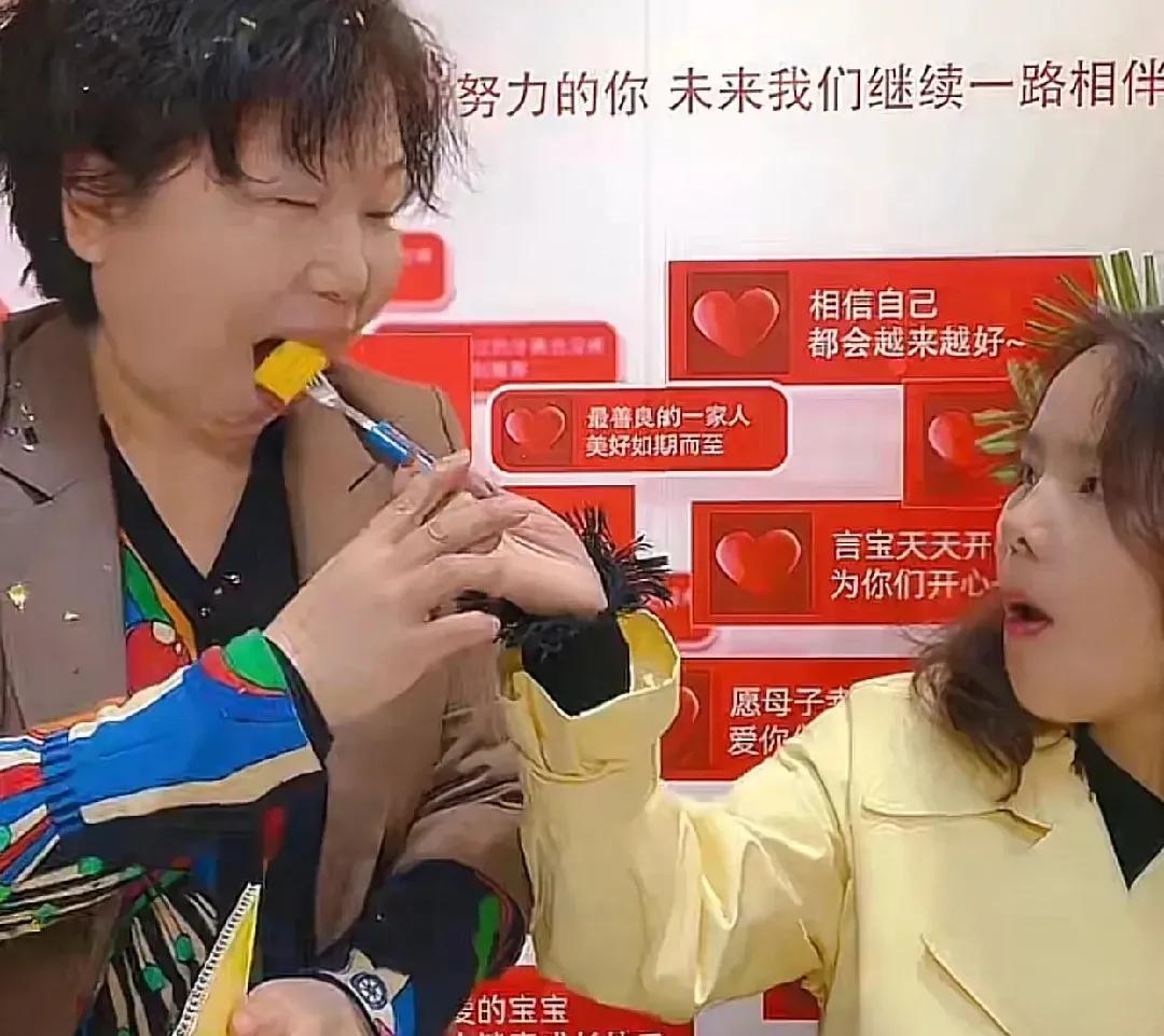 熊磊拿着刀直杜妈的嘴边，杜妈也很配合的张开了嘴。
这是不是很甜蜜？
这是不是很信