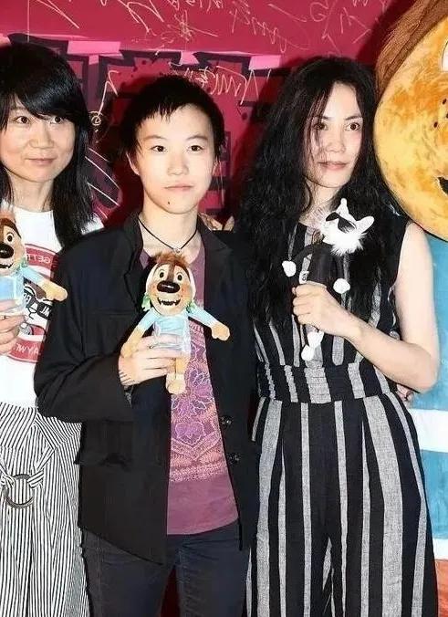王菲携女儿窦靖童参加活动。

个性的王菲作为母亲也是和天下所有母亲一样的情怀，拼