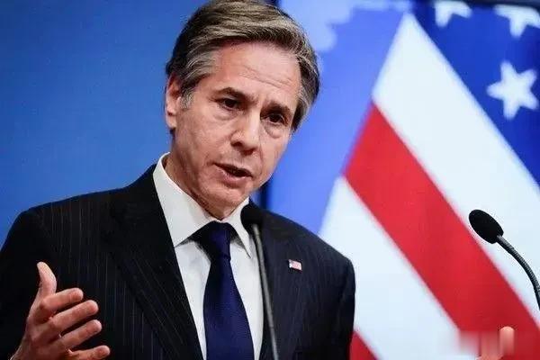 布林肯说：“美国人不喜欢一个大国欺负另一个国家。” 
扎哈罗娃回应：“布林肯不了