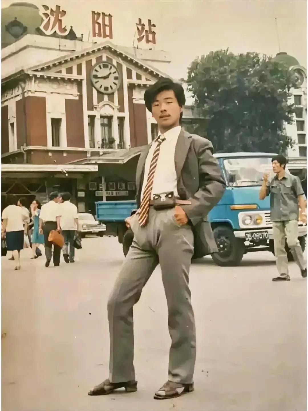80年代的潮男，在那个年代他肯定是个“万元户”[赞]
穿着那个年代最潮流的西装 