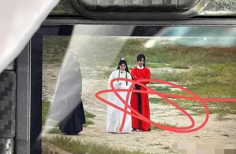 《天官赐福》讲的是仙乐太子谢怜和红衣鬼王的绝美爱情，也可以叫做《纯情太子妖艳妃》