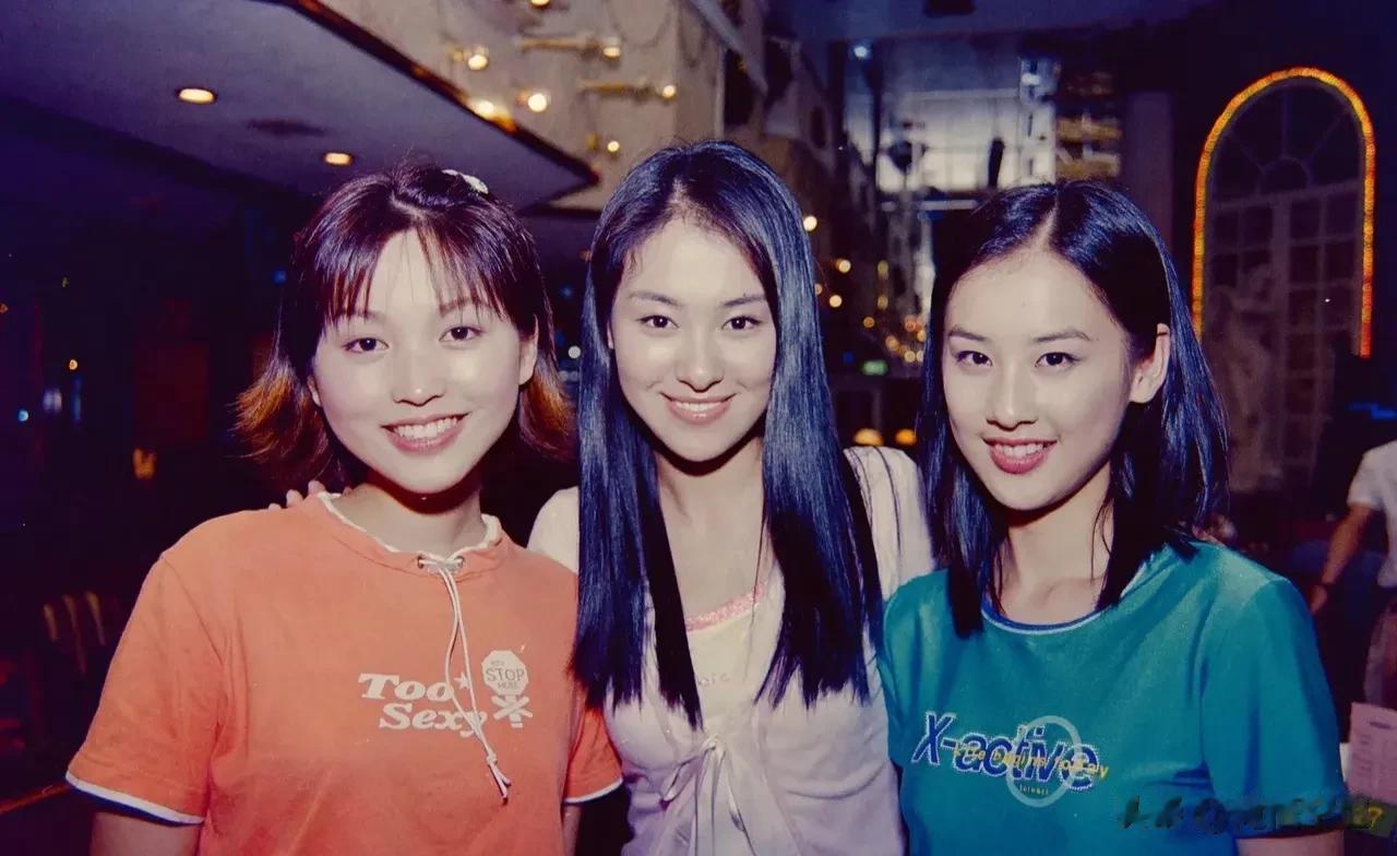 当年的黄圣依真的很漂亮，长发飘飘的，很温柔很有气质，一看就是一个样花级的美女，当