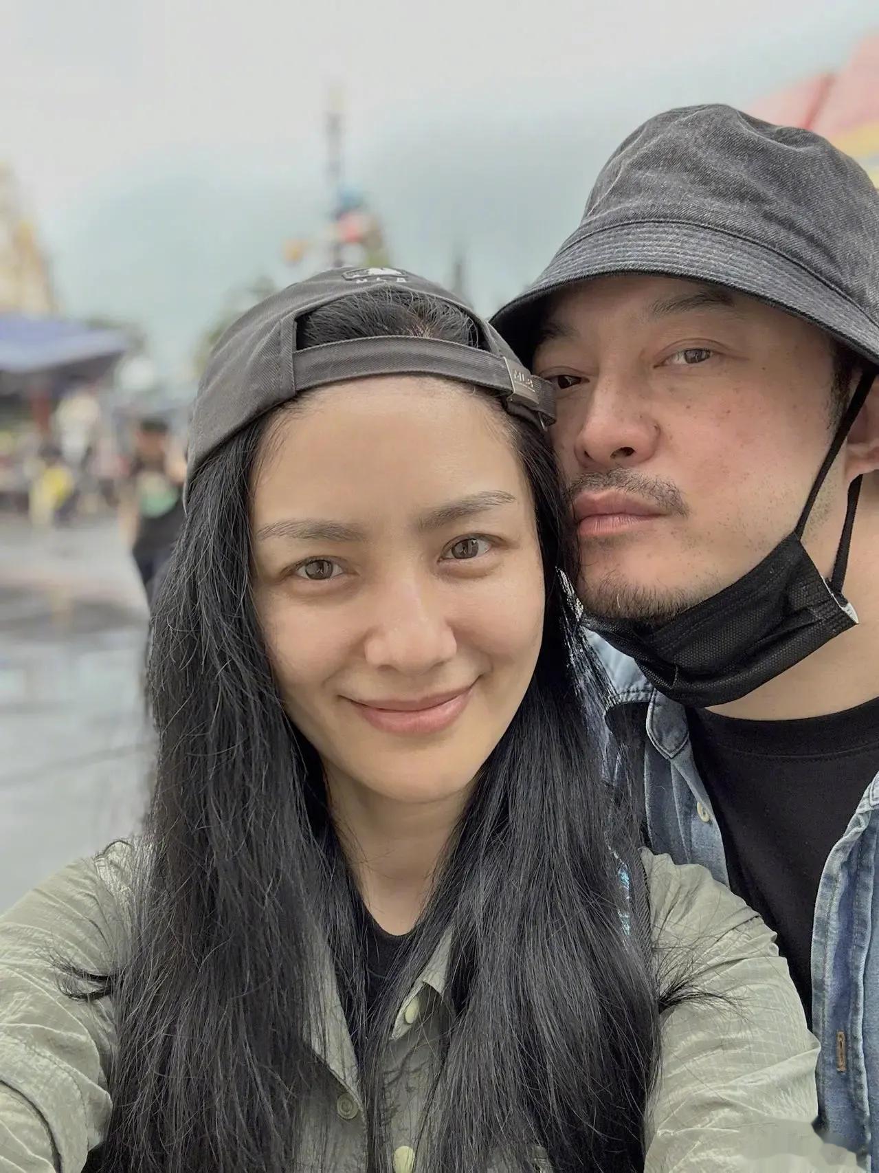 胡可与沙溢夫妻二人户外游玩，抛下俩儿子过二人世界，夫妻二人大秀恩爱，打扮潮流时尚