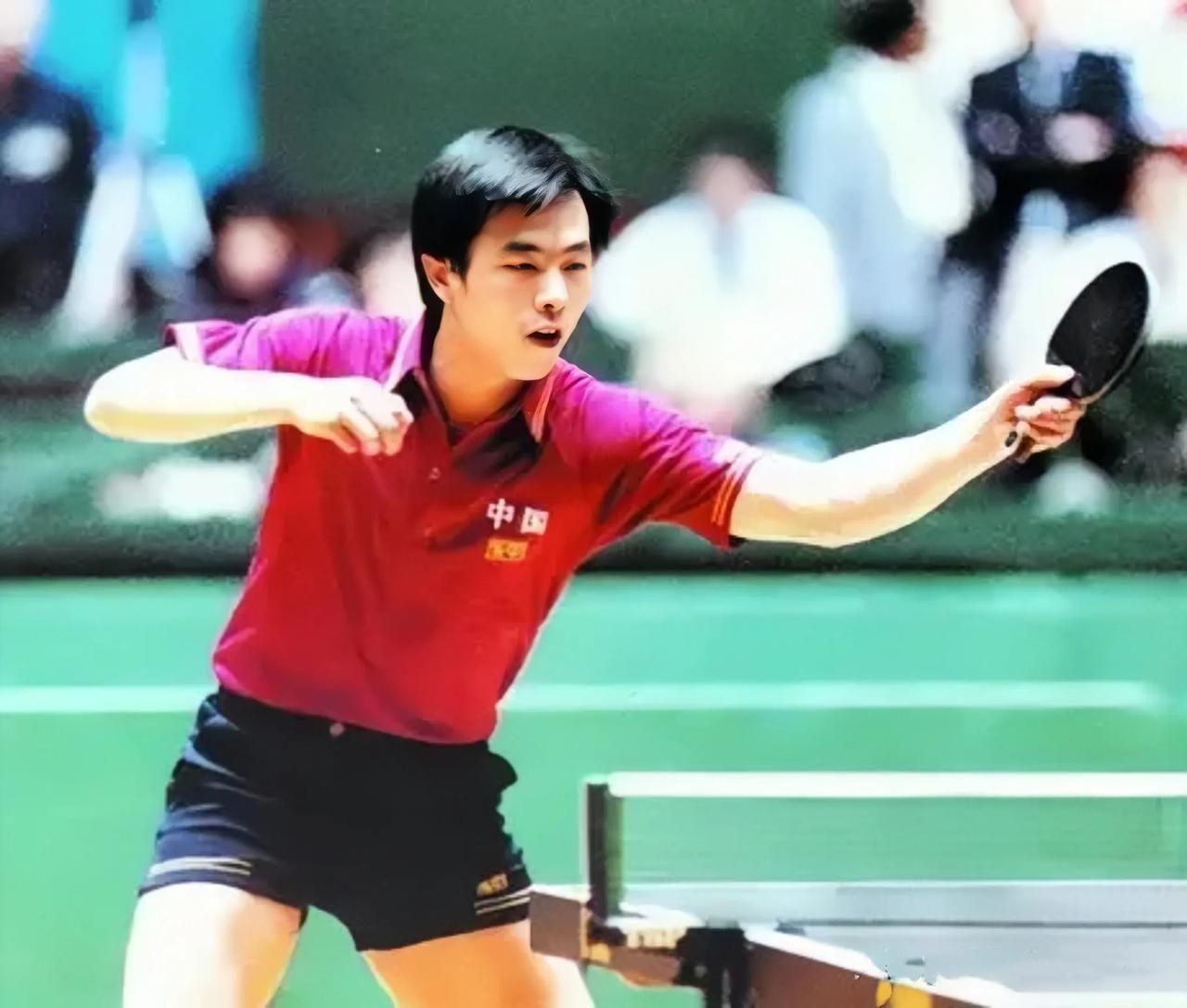 年轻时的蔡振华是国乒队里的帅哥，
年轻时的蔡振华体型挺拔，身高180，一双细长的