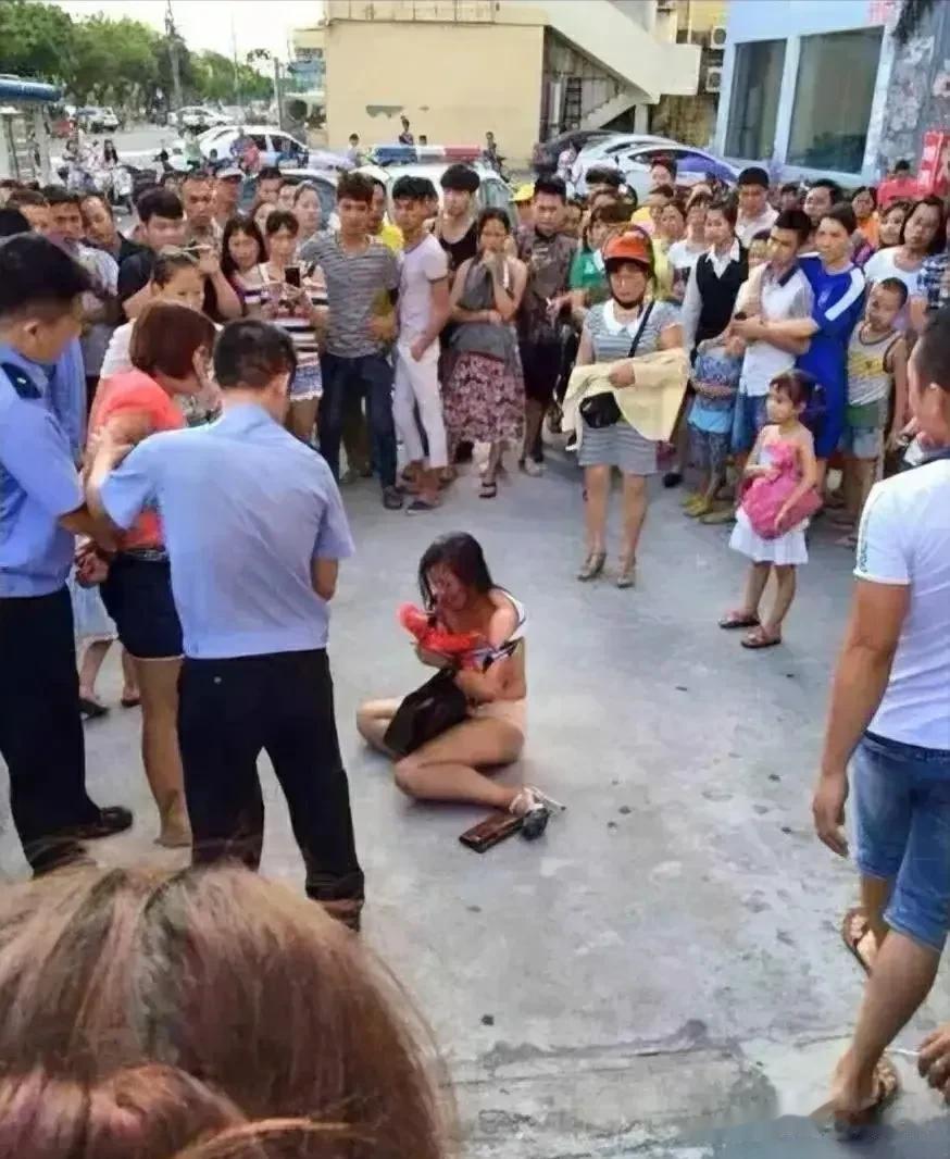 史上最憋屈小三。

图1中的这个小3坐在地上哭泣，头发凌乱，衣服已被原配扒得仅剩