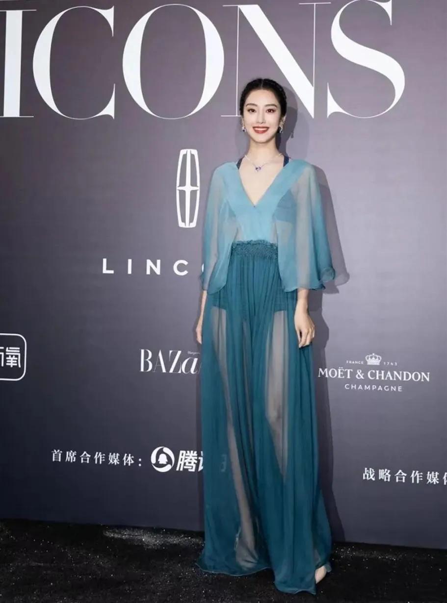 看了杨采钰的服装造型之后，相信大家就会明白，为什么她的魅力值会蹭蹭往上涨？就算是